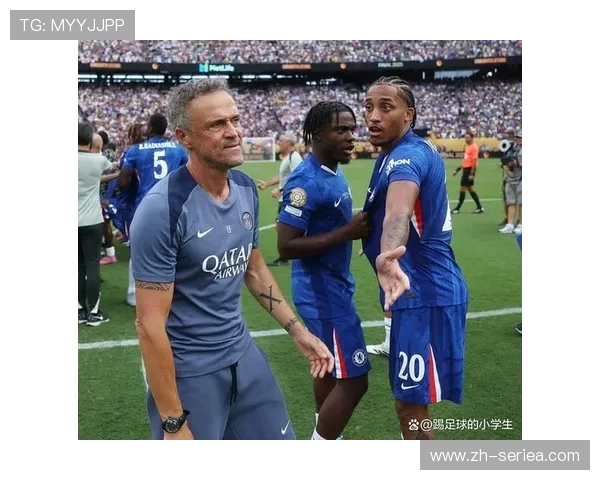 教练席瞬间：德比绝杀后，恩里克与助手紧紧相拥